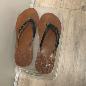 Roxy sandals size 7
